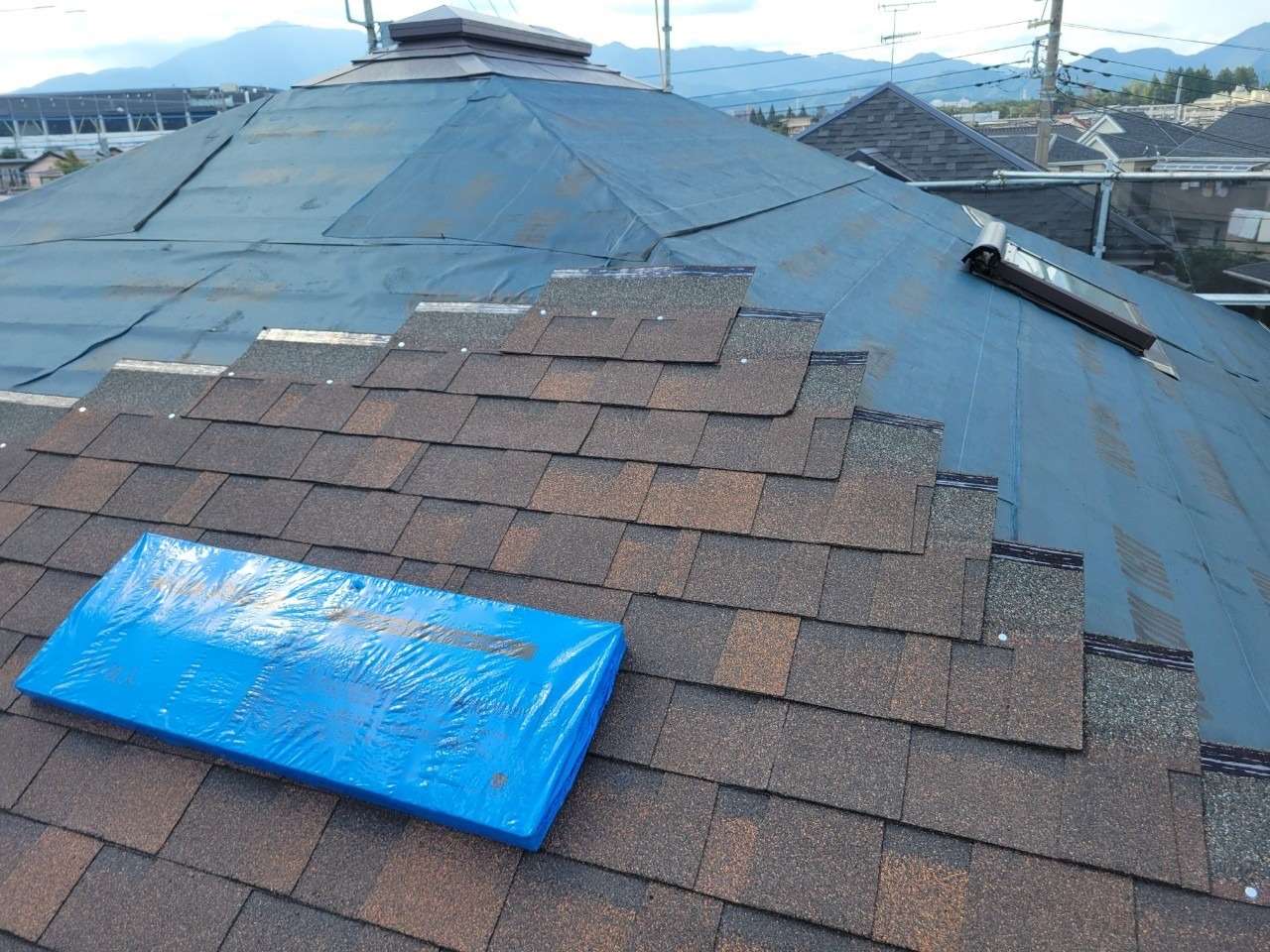 天窓周辺の板金作業を終わらせて、屋根材を施工していきます。